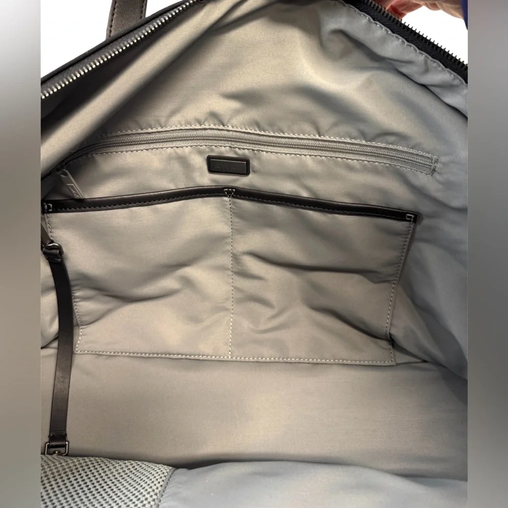 AWAY “The Everywhere Bag”in Black 20L